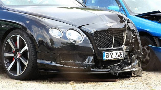 Luxusn Bentley fotbalisty Davida Limberskho po non nehod v prask Vrchlickho ulici.