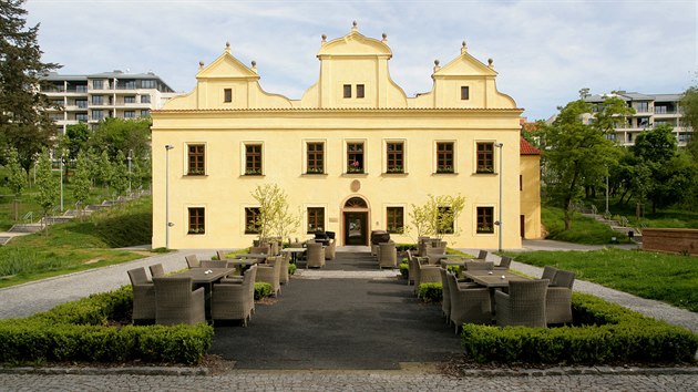 Luxusn rezidenn projekt zasazen do zahrad pvodnho baroknho zmku Kajetnka z 16. stolet stoj na Bevnov.