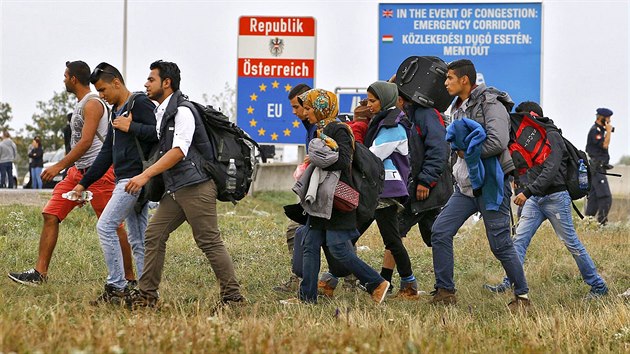Skupina migrant pechz maarsko-rakouskou hranici nedaleko msta Nickelsdorf. (14. z 2015)