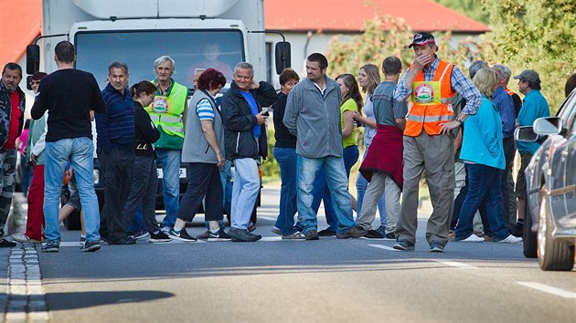 Blokáda silnice v Malém Poíí (18. záí 2015).