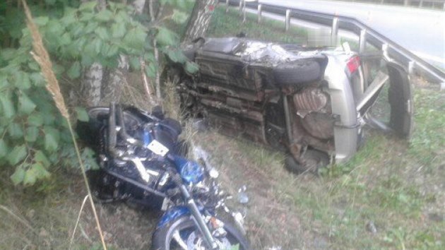 Tragick nehoda motocyklu a osobnho auta u Rodvnova na Jindichohradecku.