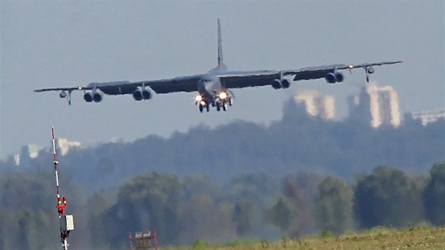 Dny NATO 2015 - plet strategickho bombardru B-52 na letit v Ostrav-Monov (17. z 2015)