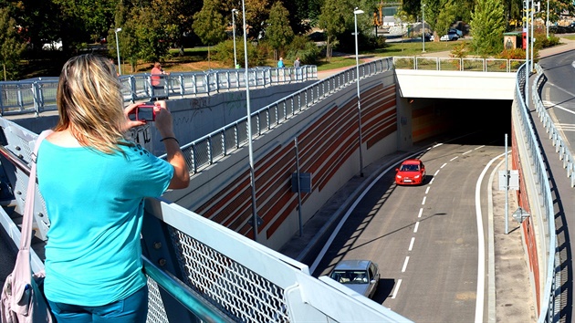 Mnozí idii, vyjídjící z tunelu na n troubili a mávali na pozdrav. (19....