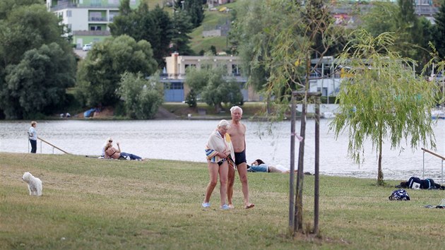 Fotografie pozen koncem letonho ervence z ple U sirky. Tou dobou u podnikatel s pteli kopali zklady vleku, i kdy jet nemli rozhodnut stavebnho adu.