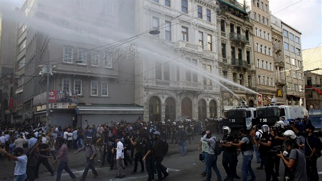 Protesty Kurd ve mst Cizre, kde tureck policie tvrd zashla proti stoupencm Strany kurdskch pracujcch (12. z 2015)