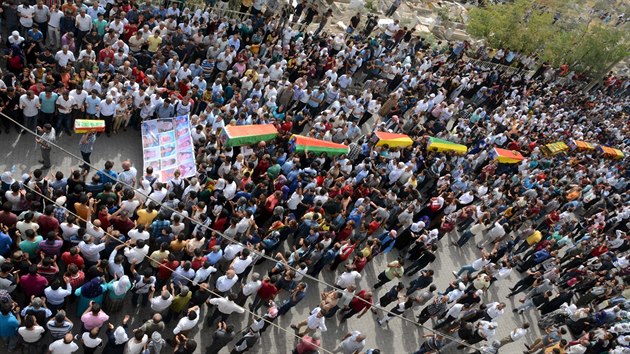 Kurdov v Cizre pohbili obti stet mezi stoupenci PKK a tureckou armdou (13. z 2015)