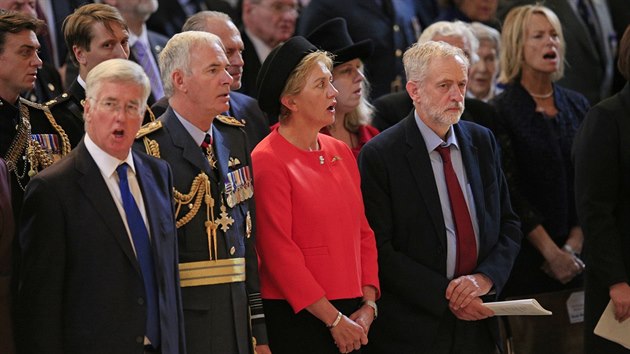 f britskch labourist Jeremy Corbyn ml, zatmco politick piky a vlen veterni kolem nj zpvaj britskou hymnu.