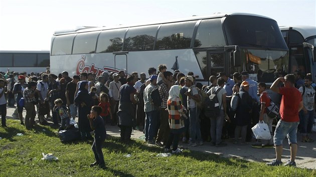 Tisce migrant dorazily do chorvatskho Tovarniku, odkud chtj pokraovat na Zpad (17. z 2015)