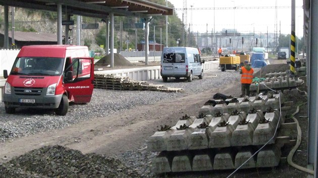 Msto vlak parkuj u nstupit auta stavebnch firem.