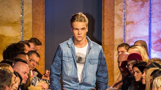 Mikolas Josef na pehldce Replay