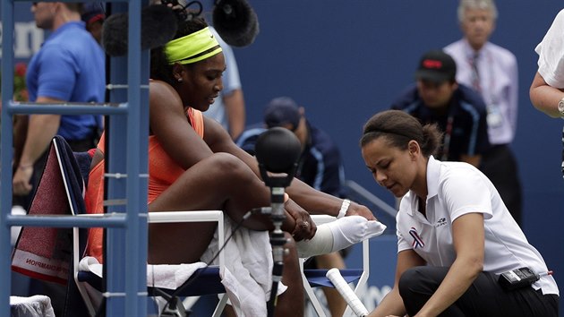 OETEN. Serena Williamsov v pi fyzioterapeutky v semifinle US Open.