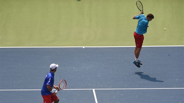 esk pr Radek tpnek (vlevo), Adam Pavlsek v bari Davis Cupu v Dill.