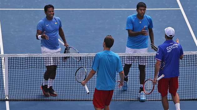 GRATULACE. Adam Pavlsek (vlevo) a Radek tpnek pijmaj pravice Landera Paese a Rohana Bopanny v bari Davis Cupu v Indii.
