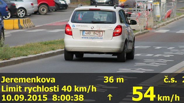 Mili jsme rychlost vozidel v okol kol. Tato fabia v Jeremenkov ulici v Praze 4 pekroila limit o 14 km/h.