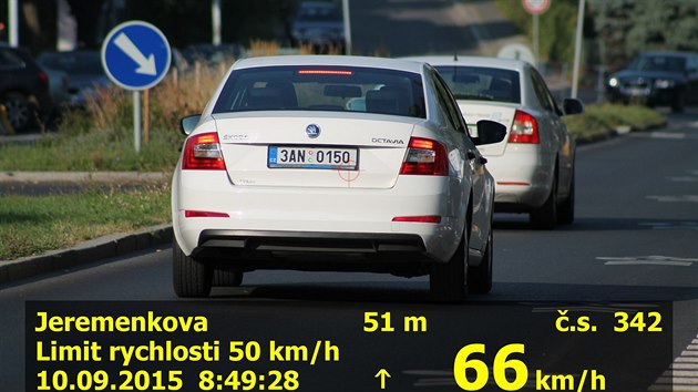 Mili jsme rychlost vozidel v okol kol. Snmek je z Jeremenkovy ulice v Praze 4. (10.9.2015)