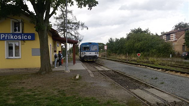 Vlaky na trati Rokycany - Nezvstice jezd z kadho konce do Pkosic, kde se potkvaj. SDC plnuje velkou modernizaci seku z Pkosic do Rokycan.