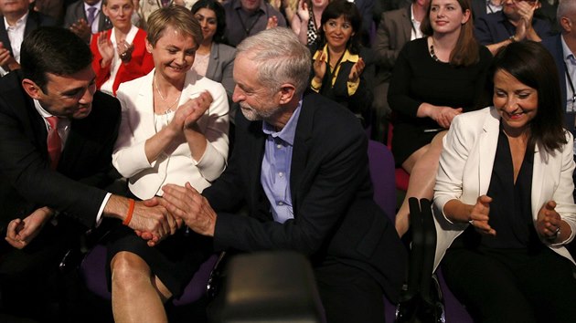 Jeremy Corbyn oslavuje vtzstv s ostatnmi kandidty Andy Burnhamem, Yvette Cooperovou a Liz Kendallovou (12. z 2015).