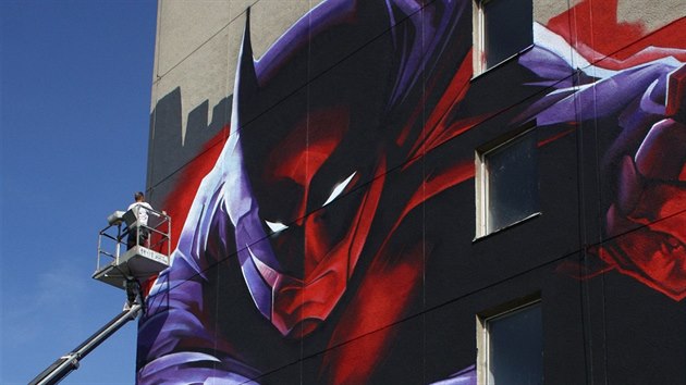 Dv olomouck budovy zdob po 8. ronku StreetArt festivalu ob grafitti. Jednm z nich je estipodlan Batman na panelku v arelu fakultn nemocnice (snmek pozen bhem tvorby).
