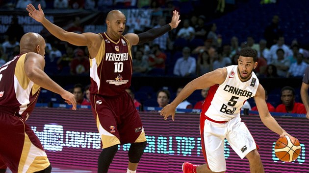 Kanadsk basketbalista Cory Joseph (vpravo) obchz Josho Vargase z Venezuely.