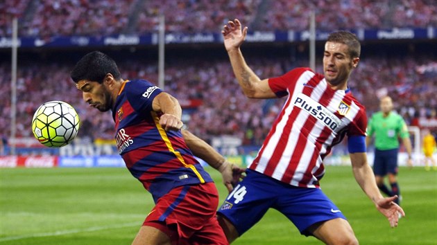 Luis Suarez (vlevo) z Barcelony unik Gabimu z Atltika Madrid.