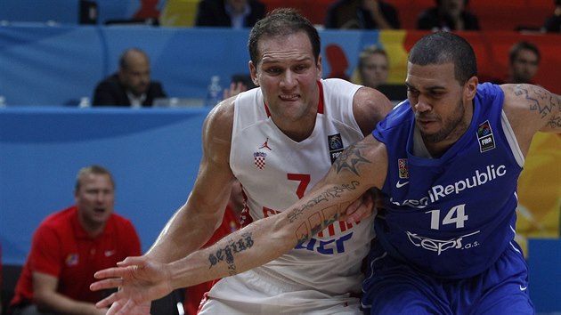 Chorvatsk basketbalista Bojan Bogdanovi (vlevo) bojuje s eskm reprezentantem Blakem Schilbem.