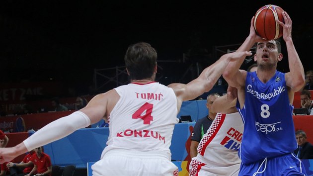 eský basketbalista Tomá Satoranský (vlevo) vymýlí, kudy k chorvatskému koi...