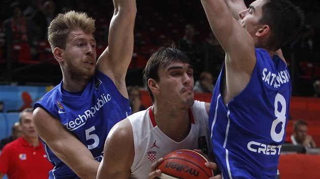 Dario ari z Chorvatska se tla do eskch basketbalist Patrika Audy (vlevo) a Tome Satoranskho.