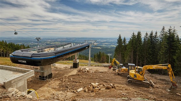 Stavba nov lanovky Hofmanky express v Krkonoch.