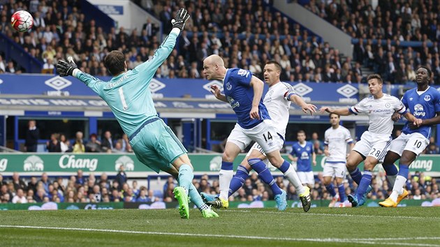 Steven Naismith z Evertonu (druhý zleva) skóruje do sít Chelsea.