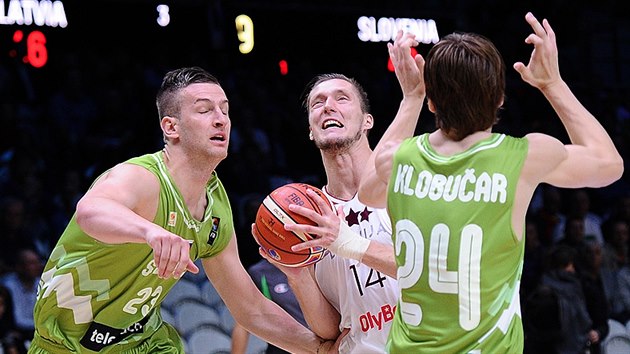 Lotysk basketbalista Kaspars Berzin se sna vystelit na ko v obleen dvou Slovinc.