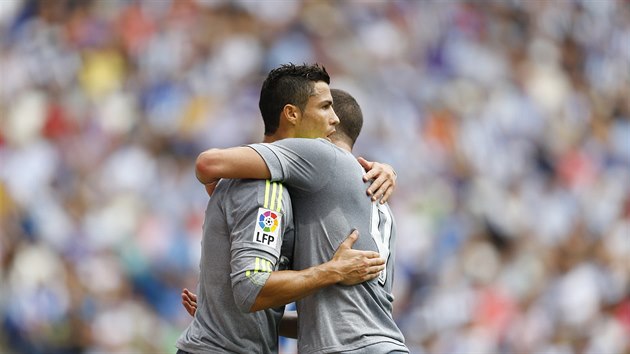 DOBE, KMO. Cristiano Ronaldo (vlevo) pijm gratulaci od Karima Benzemy k jednomu z gl do st Espaolu Barcelona.