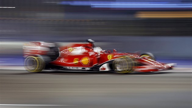 RYCHLOST, KTER SE VYPLATILA. Sebastian Vettel ovldl kvalifikaci na Velkou cenu Singapuru.