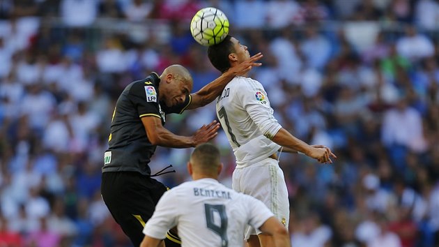 Cristiano Ronaldo z Realu Madrid (vpravo) a Matheus Doria z Granady v hlavikovm souboji