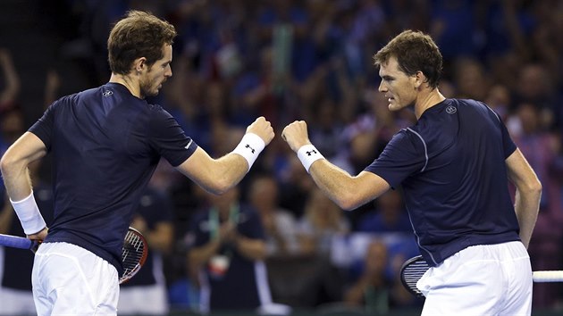 HEJ, DOBR PRCE. Andy Murray (vlevo) a Jamie Murray bhem semifinlov tyhry v rmci Davis Cupu