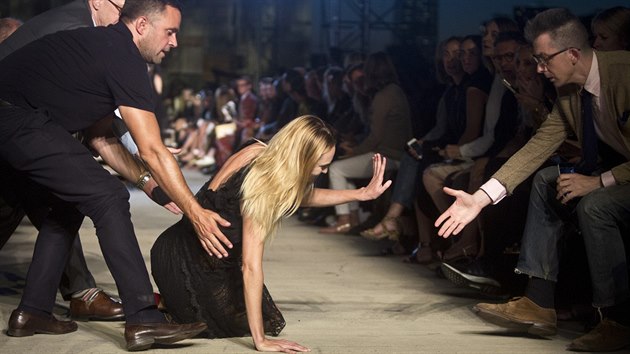 Candice Swanepoelov upadla na pehldce Givenchy.