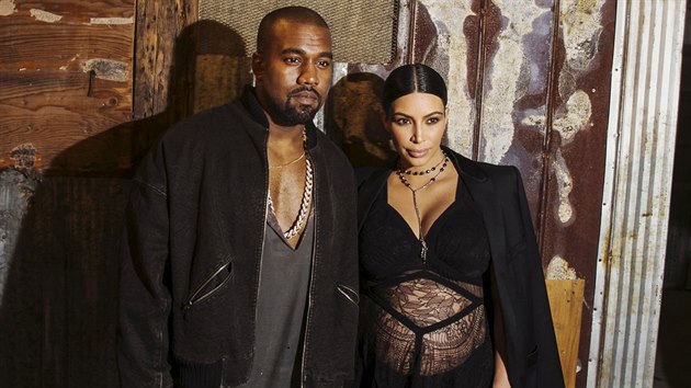 Kanye West a thotn Kim Kardashianov na pehldce Givenchy (New York, 11. z 2015)