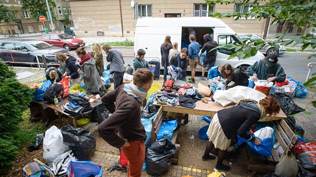 Do sbrky pro uprchlky podan Autonomnm socilnm centrem Klinika se od zatku z zapojily tisce lid. Pineli obleen, hygienick poteby i spacky a stany.