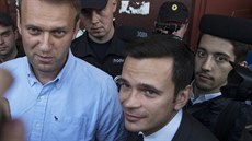 Rutí opoziní politici Alexej Navalnyj (vlevo) a Ilja Jain hovoí v Kostrom...