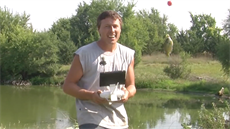 Čirá radost rybáře, který si právě vyzkoušel, jak se loví s pomocí dronu. Čirá radost rybáře, který si právě vyzkoušel, jak se loví s pomocí dronu.