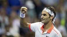 VE FORM. Roger Federer se raduje po tvrtfinálovém duelu na US Open.