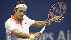Roger Federer se soustedí na úder.