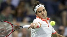 Roger Federer se napahuje k úderu v souboji s Richardem Gasquetem.