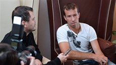 Radek Štěpánek hovoří s novináři před odletem českého daviscupovému týmu do... Radek Štěpánek hovoří s novináři před odletem českého daviscupovému týmu do...