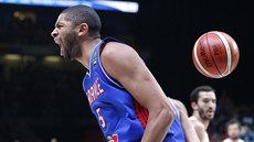 Nicolas Batum z Francie bouliv oslavuje své zakonení v utkání se panlskem.