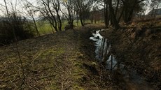 Umělý potok teče po vrstevnici s minimálním spádem. Umělý potok teče po vrstevnici s minimálním spádem.