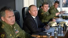 Ruský prezident Vladimir Putin a ruský ministr obrany Sergej Šojgu (vlevo)... Ruský prezident Vladimir Putin a ruský ministr obrany Sergej Šojgu (vlevo)...