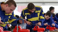 Zámečničtí učni při soutěži Machři roku na náměstí Budovatelů v Sokolově. Zámečničtí učni při soutěži Machři roku na náměstí Budovatelů v Sokolově.
