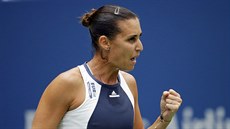 Italská tenistka Flavia Pennettaová pedvádí vítzné gesto ve finále US Open.