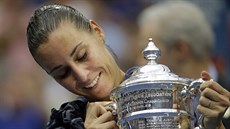 Italská tenistka Flavia Pennettaová si prohlíží trofej pro vítězku US Open. Italská tenistka Flavia Pennettaová si prohlíží trofej pro vítězku US Open.