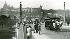 Vůz číslo 90. Letní otevřený vůz koněspřežné tramvaje v průvodu tramvajových... Vůz číslo 90. Letní otevřený vůz koněspřežné tramvaje v průvodu tramvajových...